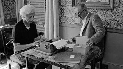 Vladimir Nabokov dicta sus notas a su esposa, Vera, en Ithaca (Nueva York) en 1977.