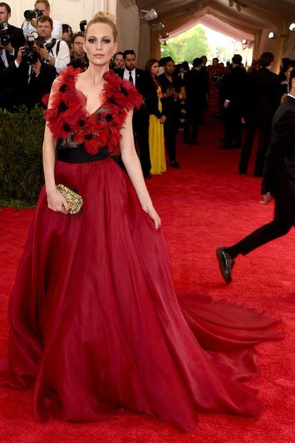 Poppy Delevingne, espectacular con vestido rojo de Marchesa.