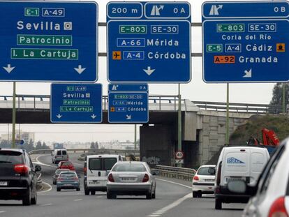 Creuament de carreteres amb destía a diferents províncies a la S- 30, a Sevilla.