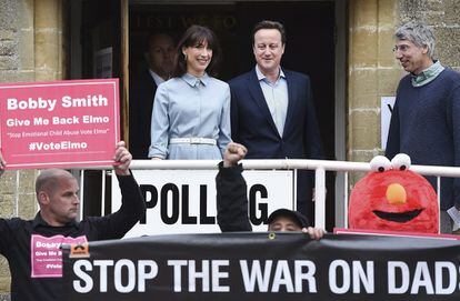 El primer ministro británico, el líder conservador David Cameron (d), y su mujer Samantha (i) a su salida del colegio electoral de Spelsbury tras ejercer el voto, en Oxfordshire (Reino Unido).