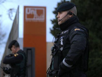 Guàrdies civils a Unipost, a l'Hospitalet de Llobregat.