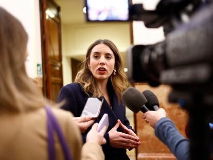 La ministra de Igualdad, Irene Montero, ofrece declaraciones a los medios durante el pleno del Congreso de los Diputados, este martes en Madrid.