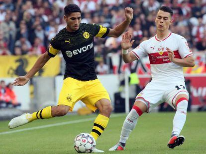 Achraf encara a Thommy durante el Stuttgart-Dortmund de la Bundesliga.