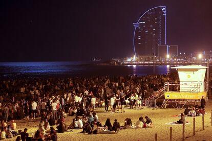 Cientos de personas celebran la noche de San Juan de finales de junio en la playa de la Barceloneta.