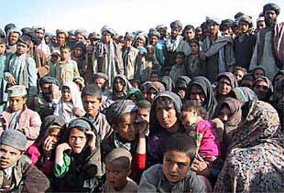 Un grupo de desplazados espera en la ciudad afgana de Herat su traslado al campo de Maslaqh el pasado martes.