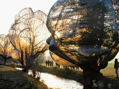 Intervención de Christo y Jeanne-Claude, 1997-98. Riehen, Switzerland ©Christo 