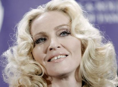 Madonna posa después de la ceremonia de inducción del Salón de la Fama del Rock and Roll