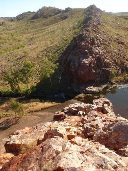 En la cresta de Strelley Pool, en Australia occidental, se han descubierto rocas con unas estructuras que son microfósiles de hace 3.400 millones de años, según los científicos.