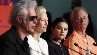 Desde la izquierda, Jim Jarmusch, Tilda Swinton, Selena Gómez y Bill Murray, en la rueda de prensa de 'Los muertos no mueren'. En vídeo, tráiler de la película.