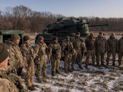 Un grupo de soldados ucranios en las afueras de Kiev, este jueves.