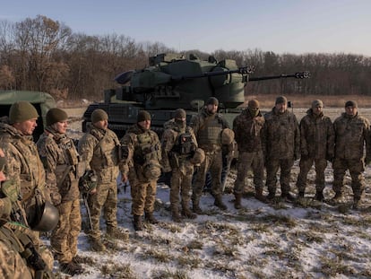 Un grupo de soldados ucranios en las afueras de Kiev, este jueves.