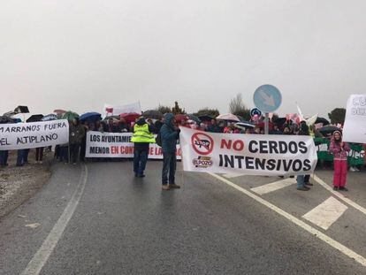 Manifestantes cortan la A-315 a la altura de Cuevas del Campo (Granada) al grito de El negocio del marrano mata al altiplano