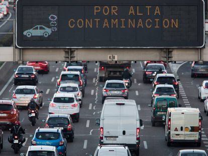 Paneles en en la M30 de Madrid avisan del protocolo anticontaminaci&oacute;n.