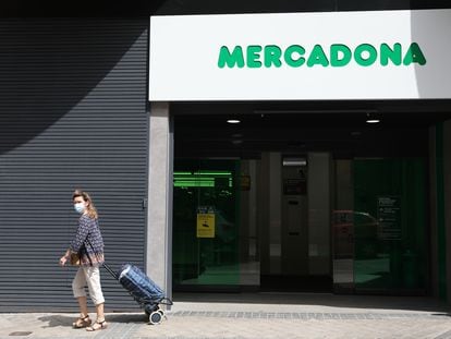 Entrada de uno de los 1.632 supermercados que Mercadona tiene en España, en julio de 2021, en Madrid.