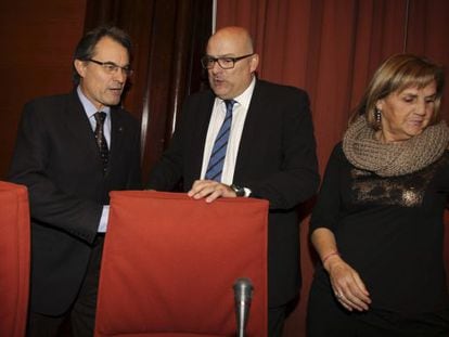 Artur Mas, con el vicepresidente primero en funciones del Parlament, Llu&iacute;s M. Corominas; y la presidenta en funciones del Parlament, N&uacute;ria de Gispert.