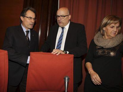 Artur Mas, con el vicepresidente primero en funciones del Parlament, Lluís M. Corominas; y la presidenta en funciones del Parlament, Núria de Gispert.