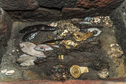 Cuchillos de pedernal, piezas de oro, espinazos de serpiente, dos aves... Así es la última ofrenda hallada en el Templo Mayor.