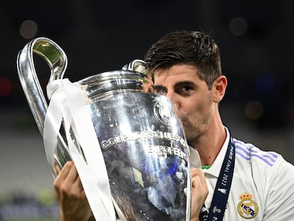 Soccer Football - Champions League Final - Liverpool v Real Madrid - Stade de France, Saint-Denis near Paris, France - May 29, 2022 Real Madrid's Thibaut Courtois celebrates with the trophy after winning the Champions League REUTERS/Dylan Martinez