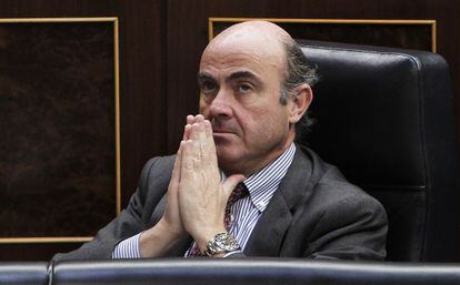 El ministro de Econom&iacute;a, Luis de Guindos, en el Congreso. 
