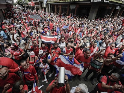 Aficionados costarricenses celebran la clasificación al Mundial, en San José.