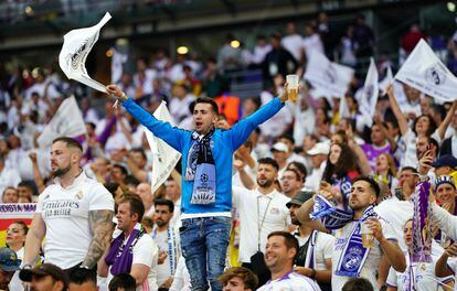 Aficionados del Real Madrid, en las gradas del Stade de France.