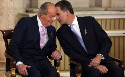 Don Juan Carlos y su hijo en el Palacio Real durante el acto de abdicaci&oacute;n.