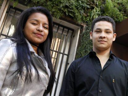 Catalina y Manuel, ex combatientes de las FARC de 19 a&ntilde;os, este jueves en la Embajada de Colombia en Madrid. 