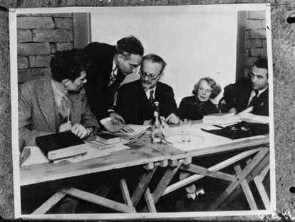 De izquierda a derecha, Jean van Heijenoort, Albert Goldman, Trotsky, Sedova, Jan Frankel.