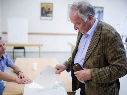 Alexander Gauland, n&uacute;mero uno de Alternativa por Alemania en el Estado de Brandeburgo deposita su voto en Postdam. 