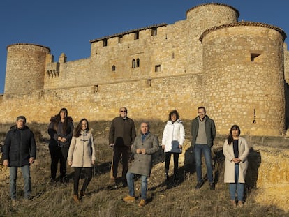 Ángel Ceña (en el centro en primer término), posa junto a sus compañeros de listas en Almenar de Soria.