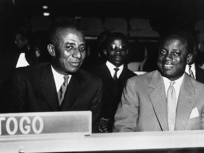 Sylvanus Epiphanio Olympio, Primer Ministro de la República de Togo (a la izquierda), sentado junto al Ministro togolés de Asuntos Exteriores, Paulin Freitas, en las Naciones Unidas.