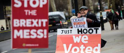 Manifestantes euroescépticos, en las puertas del parlamento de Westminster.