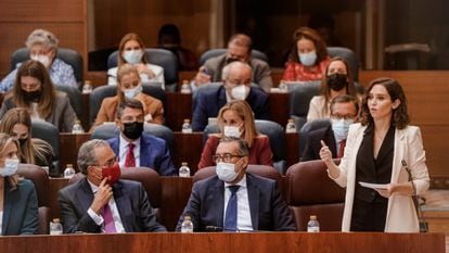 La presidenta madrileña, Isabel Díaz Ayuso, durante el pleno celebrado este jueves en la Asamblea de Madrid.