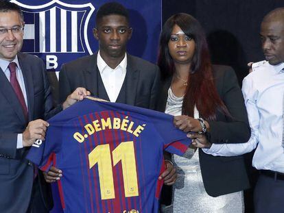 Bartomeu posa con Dembélé y su familia en la presentación con el Barcelona.