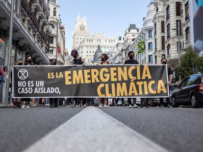 Activistas de Extinction Rebellion protestan por la Gran Vía para exigir que el ecocidio sea reconocido como crimen internacional en Madrid.