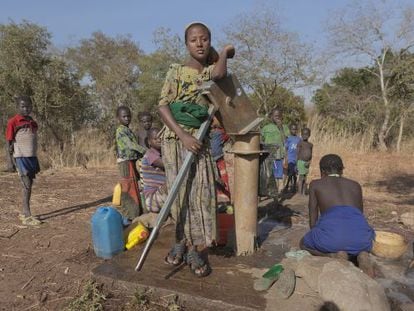 Sarah, de 14 años, vive en Divaguya, un pueblecito en la Gumuz Region, al este de Etiopía. Camina durante una hora, dos veces al día, hasta llegar a esta fuente. Rellena su garrafa de veinte litros y la ata a su espalda.