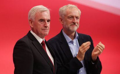 McDonell (izquierda), este lunes junto a Corbyn.