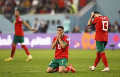 Los jugadores marroquíes se lamentan tras perder el partido frente a Croacia.