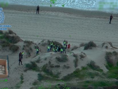 Agentes de policía, durante la investigación del homicidio de una mujer que fue hallada muerta en una playa de Marbella.