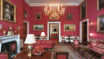 La Sala Roja, una de las más estancias públicas más emblemáticas de la Casa Blanca, y que ha sido objeto de redecoraciones más o menos agresivas a lo largo de su historia. La última, con Melania Trump, se ha limitado a un cambio en las cortinas. |