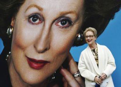 La actriz Meryl Streep posa delante de un cartel de la película 'La Dama de Hierro', basada en la vida de Margaret Thatcher