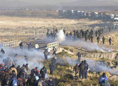 Trabajadores de la mina Huanuni se enfrentan con la policía antidisturbios el martes en Caihuasi, cerca de Oruro.