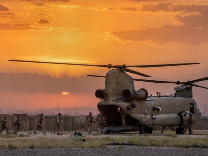 Soldados estadounidenses abordan un helicóptero en el norte de Siria, en mayo de 2021.