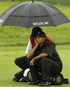 Tiger Woods, pensativo, ayer bajo la lluvia.