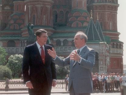 Mijaíl Gorbachov y Ronald Reagan, en la Plaza Roja de Moscú, en mayo de 1988.