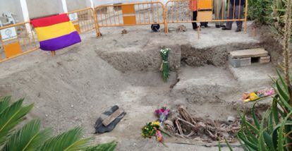 Excavación de una fosa común en el cementerio viejo de Sant Joan.