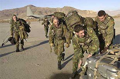 Soldados españoles, en el aeropuerto de Kabul, la capital afgana.