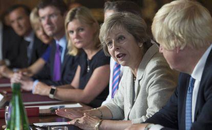 May habla durante la reuni&oacute;n de su gabinete.