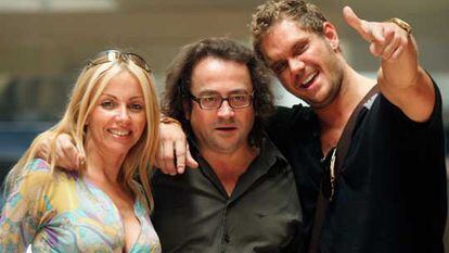 Vicente Pérez Herrero, entre Bibian Norai y Nacho Vidal.