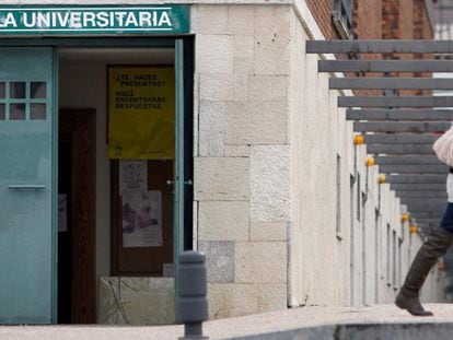 La puerta de entrada a la capilla de Somosaguas.